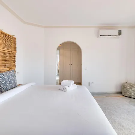 Peaceful 4 Bdrm Andalusian W Sea Views Apartment Marbella