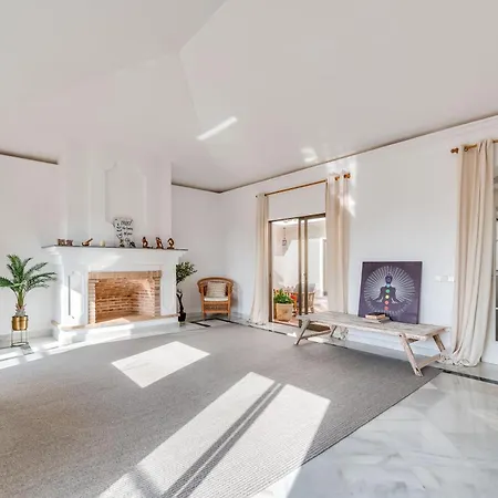 Peaceful 4 Bdrm Andalusian W Sea Views Apartment